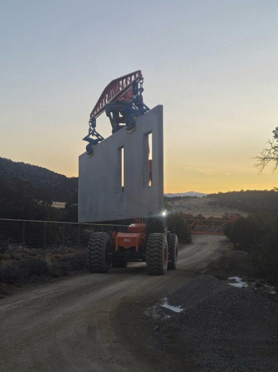 Panel de pared elevado durante la construcción de la vivienda