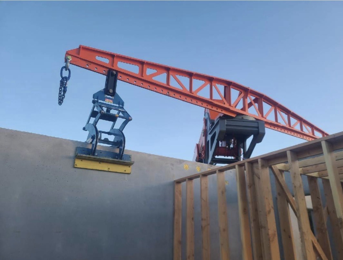 Equipo de instalación sobre una pared de concreto