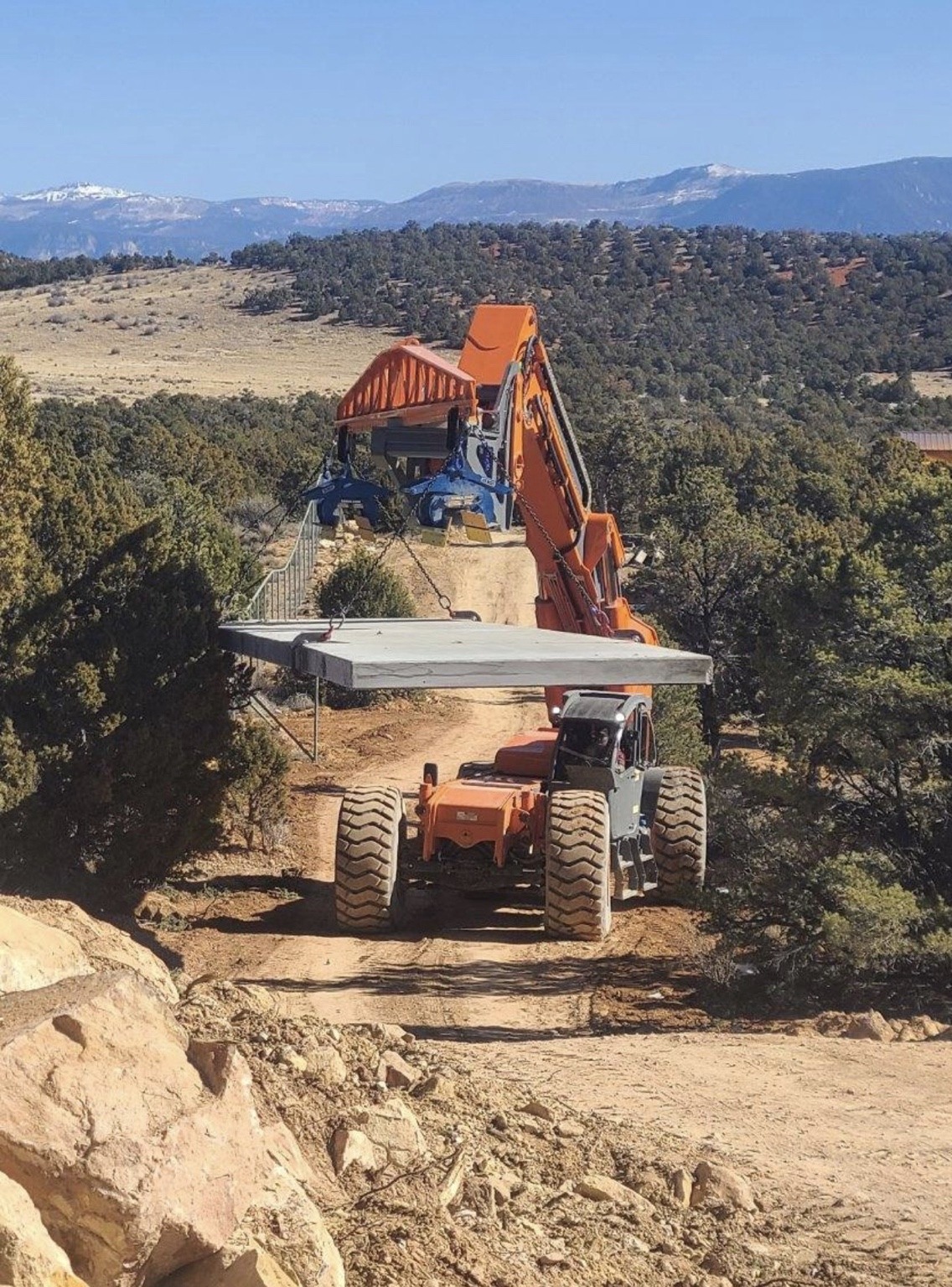 Panel de concreto aislado transportado al sitio de construcción