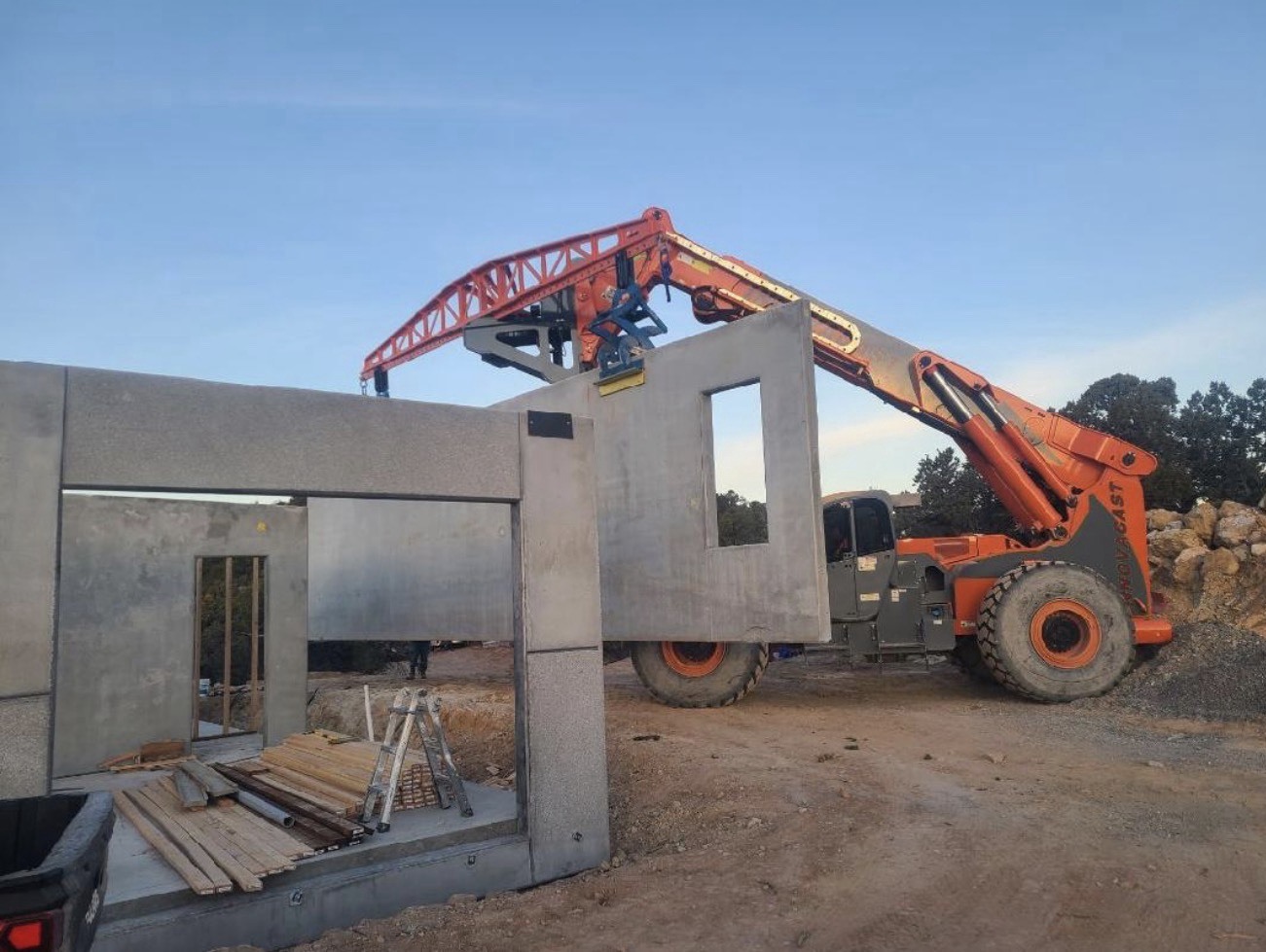 Panel de concreto instalado alrededor de aberturas enmarcadas