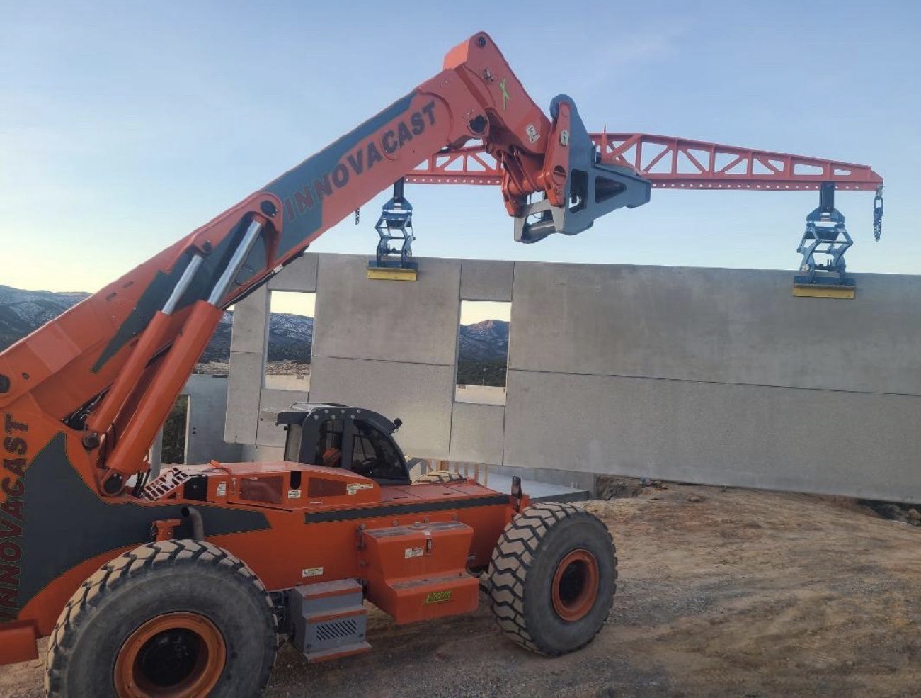 Panel grande de concreto colocado durante la construcción