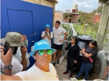 David Justin Mease con participantes y familias del proyecto comunitario